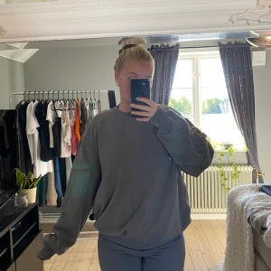 sweatshirt  - Från hm kill anvdelningen 