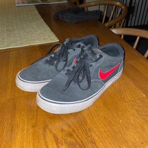 Nike skor - Köpte dom för ett halvår sen men jag gillar inte stilen på dom, därför säljer jag. Eftersom de är sönder som de gör när de är tygskor så säljer jag de billigt jämfört med nypriset. Köpte de för 799. De är knappt använda även fast de inte ser ut så. 