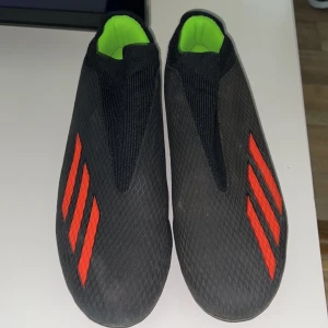 Adidas fotbollsskor  - Nya fotbollsskor använda 2 gånger. Säljer eftersom jag fått ett par andra. Storlek 43 pris kan diskuteras vid snabb affär 