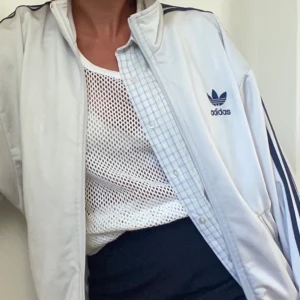 VINTAGE nätlinne - Nätlinne från affären Prag i Köpenhamn. Linnet är one size och bärs oversized av mig som är strl. S.