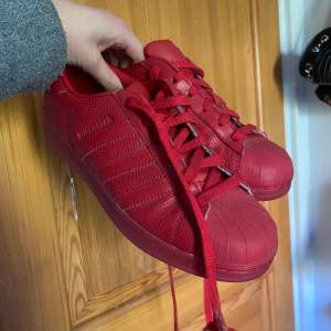 Röda Adidas skor i storlek 39. Köpta second hand💋