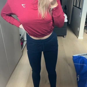 Blå mjukisbyxor Gymshark - Mörkblå mjukis/träningsmjukis från Gymshark, strl S