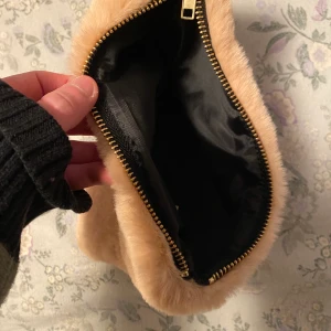 Billigt mjukt pennskrin! - Dont buy directly, message me first! Köp ej direkt, meddela först :)  Fint pennskrin från H&M! Mjukt både på insidan och utsidan, aldrig använd och originalpriset ligger på cirka 150 kr. Meddela för mer information och bilder! :)