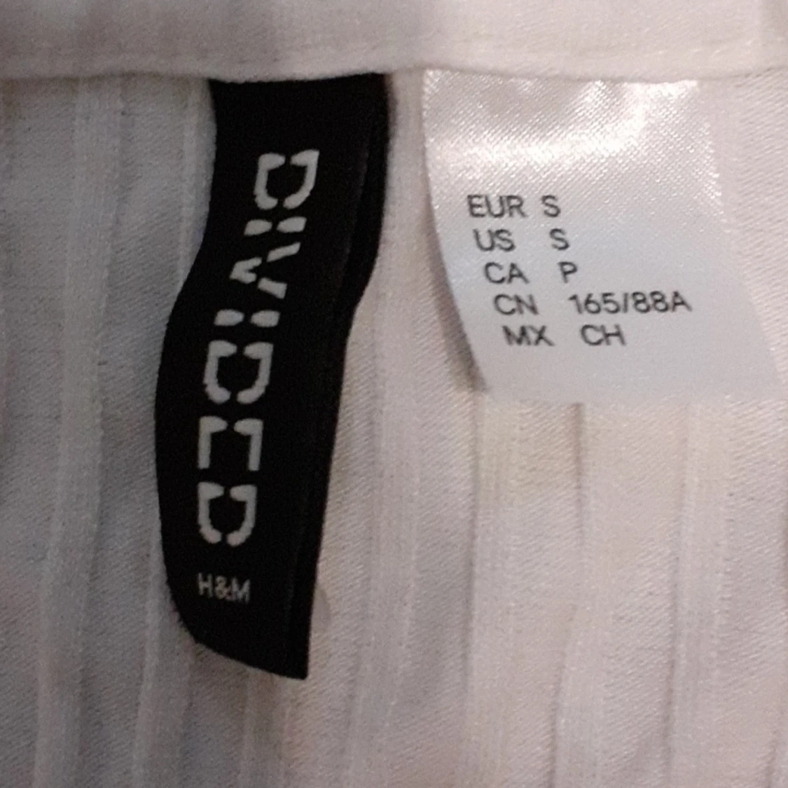 En vit t-shirt med ihåliga axlar - 90