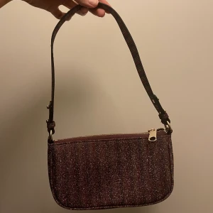 becksöndergaard väska  - Randig/glittrig väska från becksöndergaard, utan tecken på användning 