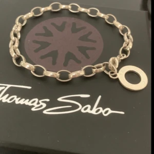 Thomas sabo atmband - I 925 sterlingsilver och är 0,6 cm brett x 20cm långt. Äkta Thomas sabo såklart. Nypris är 950kr, mitt pris är 300kr. Fraktar eller möts upp
