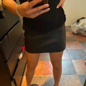 Skinnkjol - Snygg skinnkjol i strl S, i grymt skick!!🫶🏼