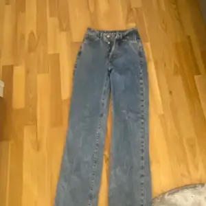 Blå jeans från bikbok, har tyvärr ingen bild på men de är exakt samma modell som de i beige. Strl 24 längd 32. 