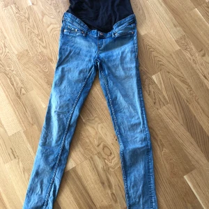 2 par gravidjeans - 2 par sprsamt använda jeans