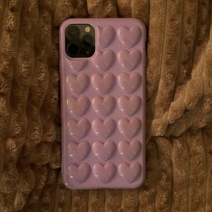 Telefonskal - Säljer nu detta tvärgulliga mobilskalet till iPhone 11 PRO max med hjärt detaljer🫶 Lila, knappt använt o säljs endast pga byte av mobil. Frakt ingår🫶