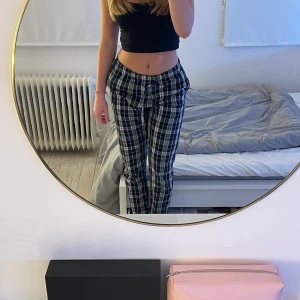 Pyjamasbyxor - Säljer sköna pyjamasbyxor från hm, perfekt nu till hösten, tips till folk under 170 cm🫶