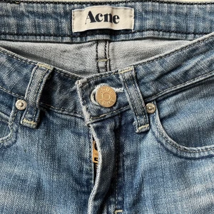 Lågmidjade acne-jeans - ✨Lågmidjade acne-jeans✨ Dom har en liten reva högt upp på låret (se sista bilden), som såklart går att laga om man vill!