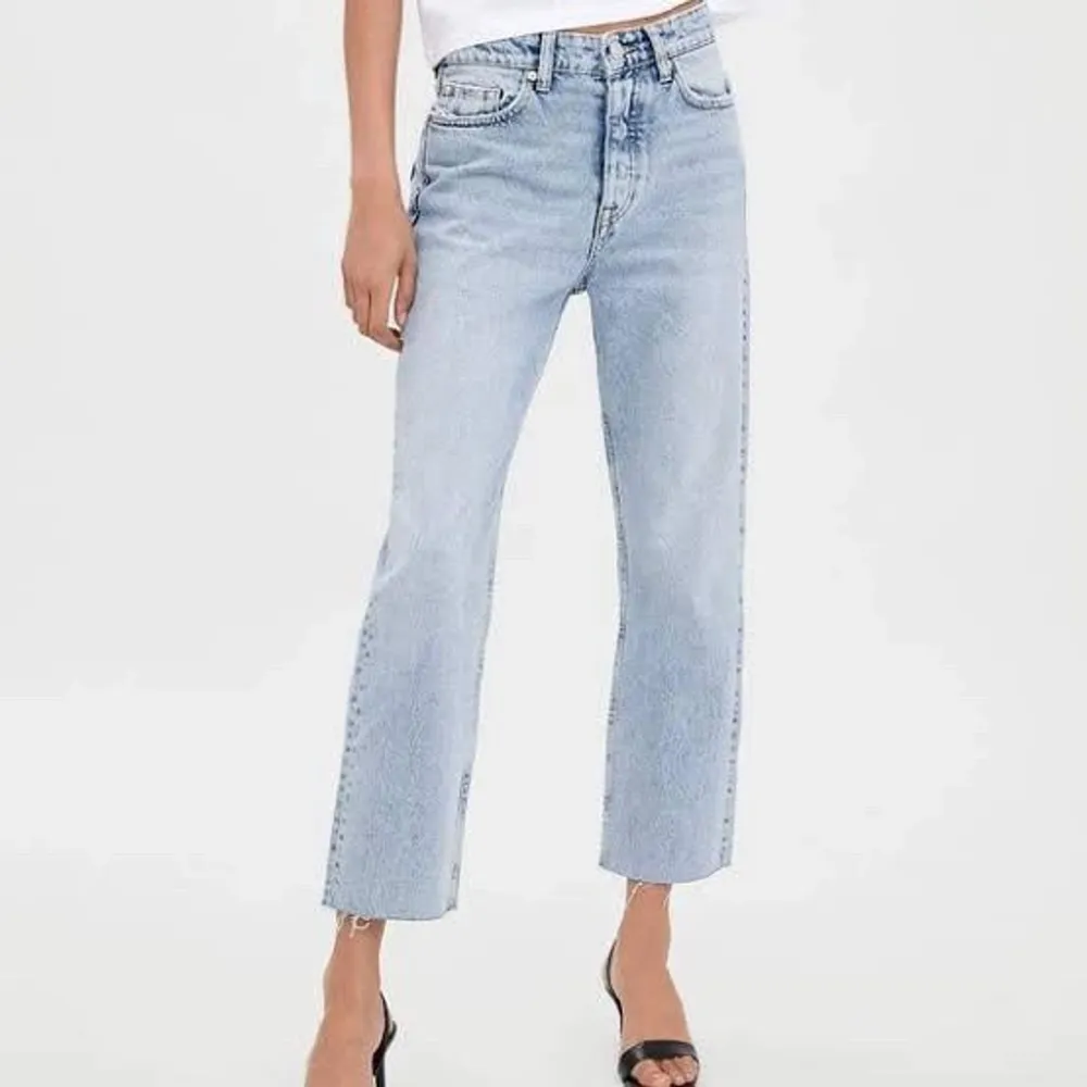 Ljusblå jeans från zara i storlek 34🧚🏽‍♀️ slutar vid ankeln på mig som är 164cm😇. Jeans & Byxor.