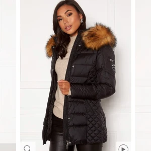 RockandBlue vinterjacka - Snygg och värmande vinterjacka. Varsamt använd, är i väldigt bra skick! Säljer för har köpt en ny jacka. Passar även 38 Nypris: 3299kr  Kan fraktas eller hämtas.  Säljer med äkta päls!!