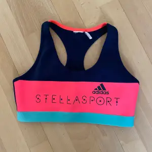 Sport-BH av Adidas x Stella McCartney Färger mörkblå, neonrosa, neonblå Storlek 36 Endast använd ett fåtal gånger