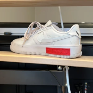 Air force 1 - Air force 1 i färgen beige och i storleken 40. Har bara ansvänds ca 3 gånger 