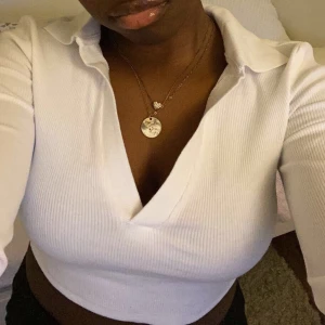 Zara topp - Jätte gullig vit långärmad topp från zara som jag älskar men som inte kommer till användning lägre. Skriv om du undrar något💕