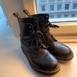 Dr martens i storlek 39. Saknar sina originalsnören utan har istället platta. Hela men med lite slitningar på framsidan. Möts gärna upp.