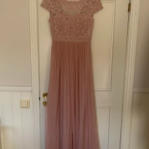 Långklänning / balklänning - Ljusrosa balklänning från Vila. Endast använd en gång så i perfekt skick. Storlek S. Köparen står för frakten.