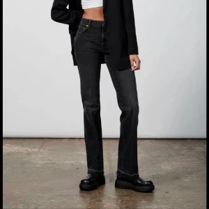 Zara jeans - Säljer dessa som aldrig kommit till användning då de inte sitter som jag vill, väldigt små i storleken passar en 36/38