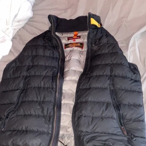 Parajumper väst - Storlek s Använd 7/10 Inga skador  Pris kan diskuteras 