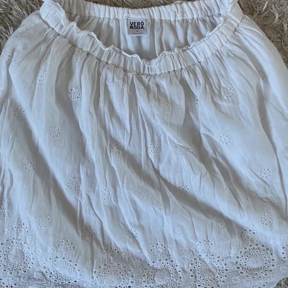 Söt vit kjol från veromoda🤍 storlek xs, använd med fint skick! 100 + frakt. Kjolar.