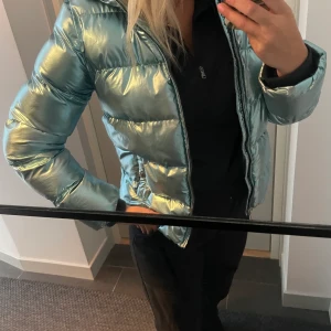 Cool jacka - Säljer en glansig blå jacka. Lagom för mig som vanligtvis har 38. 