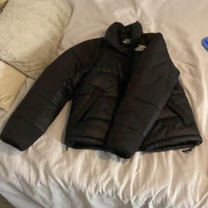 Nike jacka - INTRESSEKOLL!! på min Nike jacka. Köpt här på plick men ser helt ny ut, inga fläckar eller så❤️köparen står för frakt 