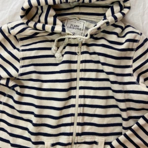 randig kofta flash - Jättemysig randig kofta från flash, storlek L men passar bra oversized på mig som har XS🤎 Möts i slussen eller postas, köp nu är på :)