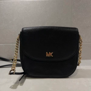 Michael Kors väska  - Jättefin skinnväska från Michael Kors. I nyskick.   Pris: 500kr   Jag kan skicka men köparen står för frakten. Jag kan även mötas upp i Malmö. Pris kan diskuteras vid snabb & smidig affär. 