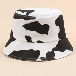 Cow bucket hat  - En ko buckethat med Justerbar storlek, den har ett band i sig som man kan dra åt för att göra större/minde med, priset är altid diskuterbaft🐄