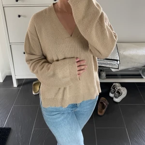 Tröja Ruth & circle - Säljer denna fina tröjan som är oanvänd från rut&circle. Jättemysig och den är lite längre där bak. Det är storlek XS, men passar S också❤️köparen står för frakten❤️