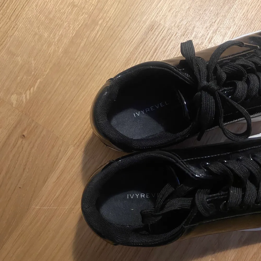 Svarta sneakers från Ivyrevel i bra skick (använda två gånger)😊 säljer pga har flera lika. 199 +frakt🥰. Skor.
