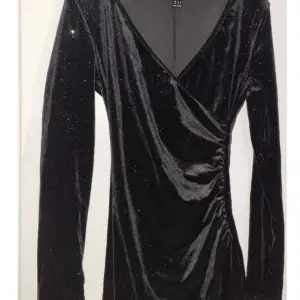 Svart glittrig klänning, superfin nu till nyår | köparen står för frakten ❤️| paketpris vid köp av fler plagg | allt säljs i befintligt skick.