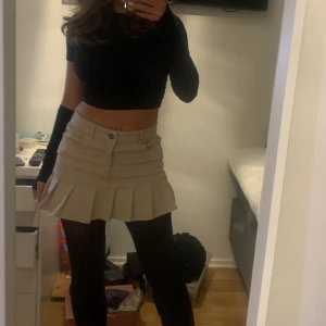 söt kjol från berskha - Storlek S-M passar t o med XS. Använt en gång. Säljer pga ingen användning. 