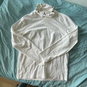 Calvin Klein turtleneck tröja med logotyp runt krage - Storlek L