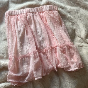 Rosa kjol - Rosa kjol från shein. Aldrig använd. Storlek L 📍Möts upp i Stockholm/Södermalm eller Åkersberga.  💌 Köparen står för frakten - priset varierar beroende på storlek på plagget.  ❌ inga returer - köpt är köpt 