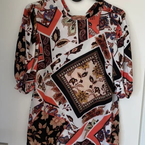 Blus i nyskick - Mönstrad blus i nyskick!