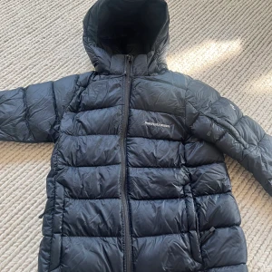 Peak performance jacka - Svart peak jacka frost down junior. Ny skick bara änvänd ett få tal gånger. nypris:1500kr Köparen står för frakten