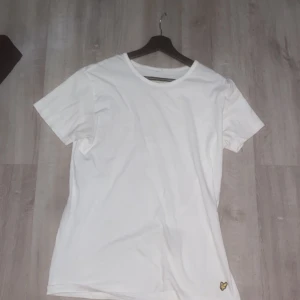 Lyle & scott t-shirt - Skön lyle & scott t-shirt i rimligt skick.
