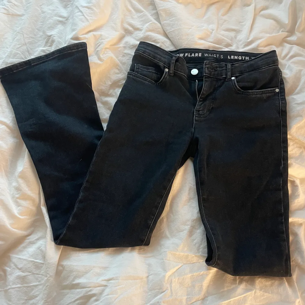 Lågmidjade bootcut jeans från bikbok, storlek S. Tycker dom är skitsnygga men dom sitter inte så bra på mig tyvärr. Endast använda 1 gång!. Jeans & Byxor.