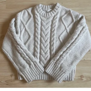 Stickad tröja  - Jätte fin stickad tröja som ser ut som rorys, tröjan är slut såld och köpt för ca ett år sedan men andvänd Max 5 gånger, tröjan är storlek s men passar både xs-M skulle jag säga. Köparen står för frakt. ( bilderna är lånade) men kan ta kort om de behövs💗