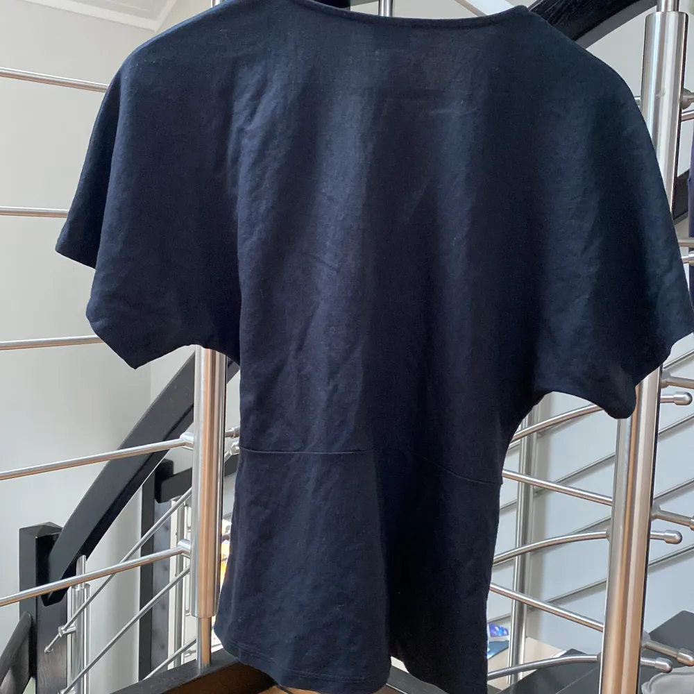En super basic o fin blus från Gina tricot i typ t - shirt tyg. Blusar.