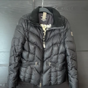 Vinterjacka  - Fin vinterjacka i bra skick från MarcO’polo. Väldigt bekväm och figursydd med fina detaljer. 