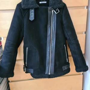 Jacka från Gina Tricot  - Säljer en varm och din jacka från Gina då den passar mig ej.  Jackan är i superbra skick, använd 2 ggr. Päls inuti hela jackan.  Strl Xs men passar även S.   Köptes för ca 1200.