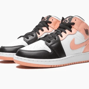 jordans 1 mid - säljer dessa svin snygga skor då dom tyvärr inte är min stil längre!!💓 säljer i ändå bra skick, kom privat för fler bilder! tryck inte på köp nu
