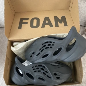 Yeezy Foam Runner Onyx - 44 1/2 - Säljer ett par DSWT Yeezy Foam Runners "Onyx" i storlek 44 1/2.  Dom är vunna på Adidas CONFIRMED app, så digital kvitto finns. Köparen står för frakten.