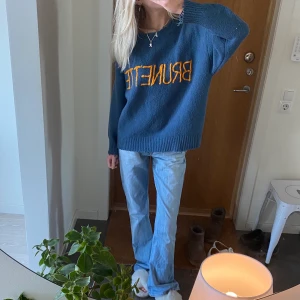 Stickad tröja - As cool stickad tröja med lite ”fransade” kanter från zara, nästan aldrig använd☺️❤️