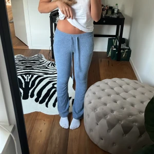 Soft goat - Jätte sköna och snygga soft goat byxor! Helt oanvända med lapp kvar, strl S💕Nypris 2295kr. Färgen är mer blå irl, (sista bilden syns färgen mer).