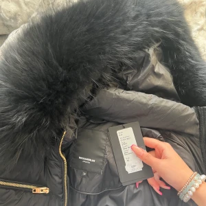 Vinterjacka nyskick - Hej! Säljer min svart rockandblue jacka som jag fick som present förra året. Har knappt använt den då den inte kommer till användning. Orginalpriset 3999 kr men säljer för 2700kr. Prislappen finns. 